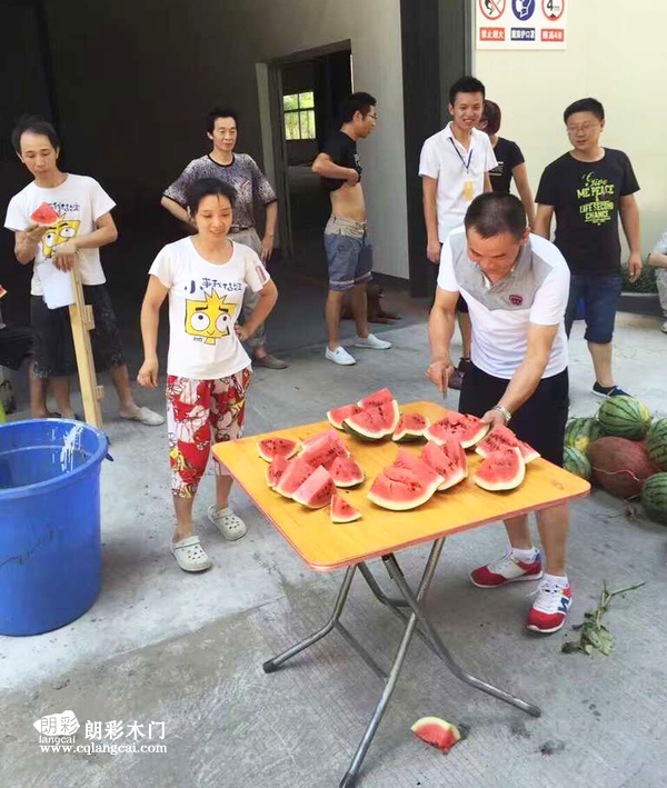 重庆朗彩木门工作人员现场切西瓜